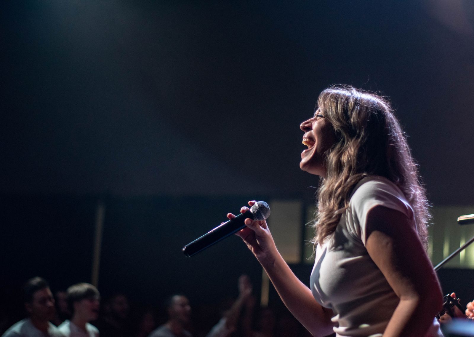 Kvinnlig artist som sjunger på en scen under ett livekonsert