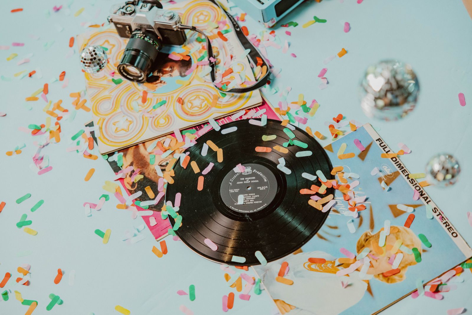 Vinylskivor och konfetti i retrostil som symboliserar 70-talets popmusik