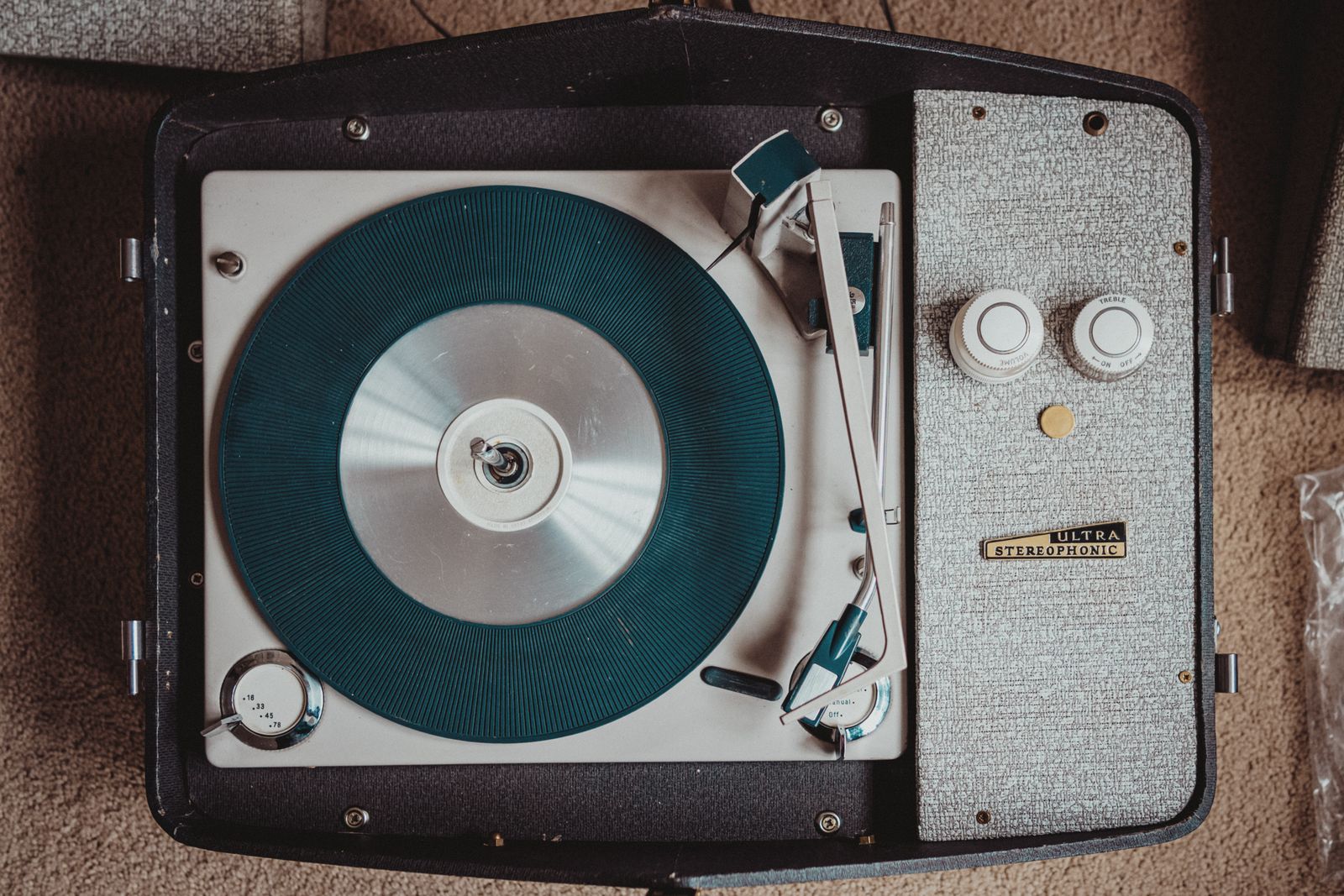 Retro skivspelare i resväskemodell som spelar en vinylskiva, en symbol för 60-talets musik