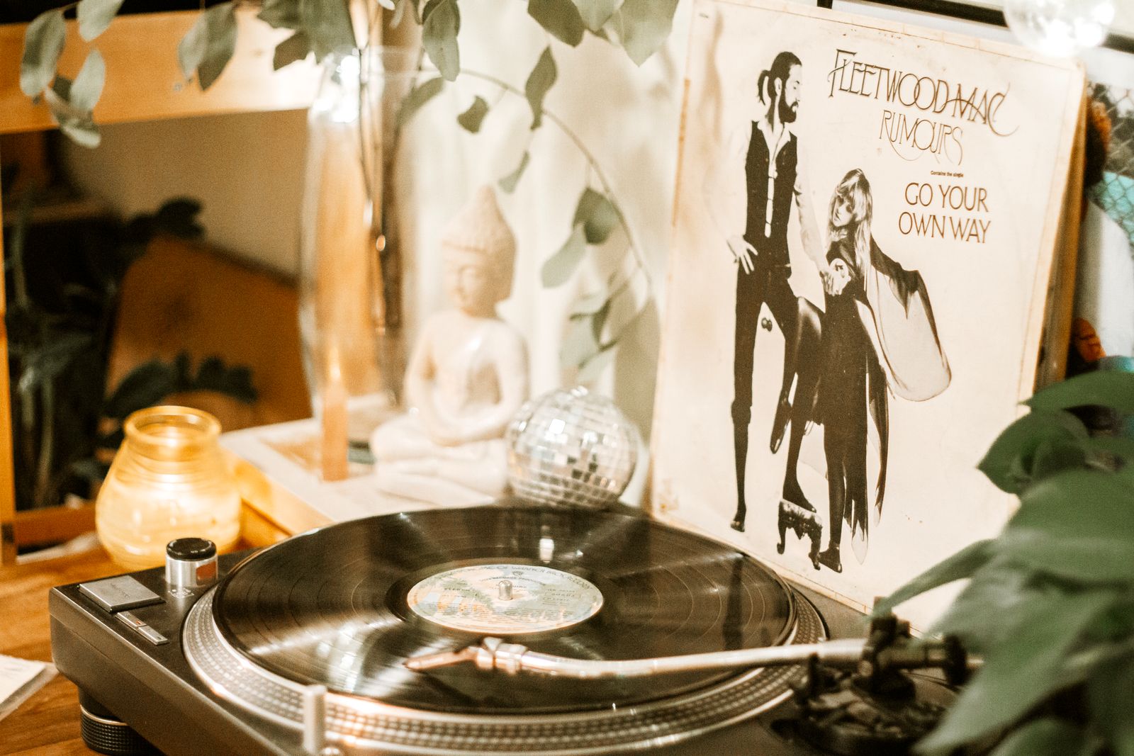 Vintage skivspelare med vinylskiva och LP-omslag från 70-talet