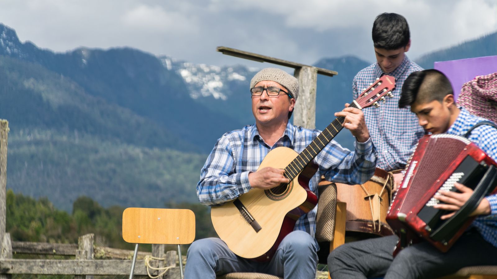Musiker med dragspel och gitarrer spelar dansbandsmusik utomhus