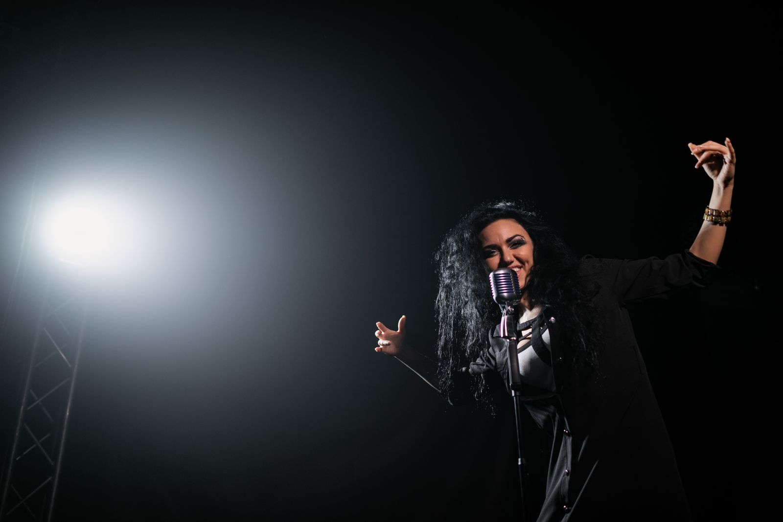 Sångerska framför passionerat en låt i strålkastarljus på scen, en symbol för svenska Eurovision-triumfer