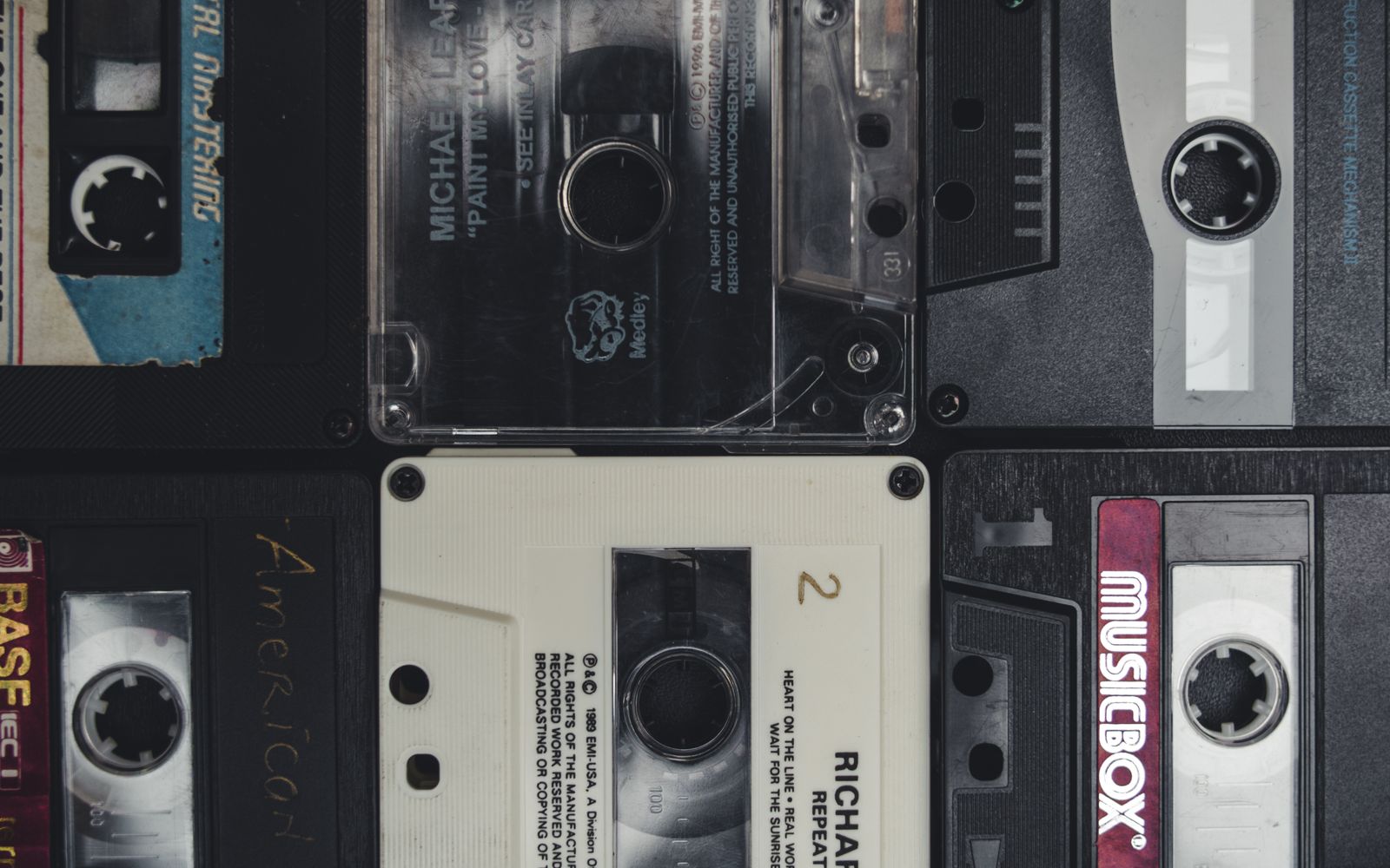 Färgglada kassettband i närbild, symbol för 90-talets popnostalgi