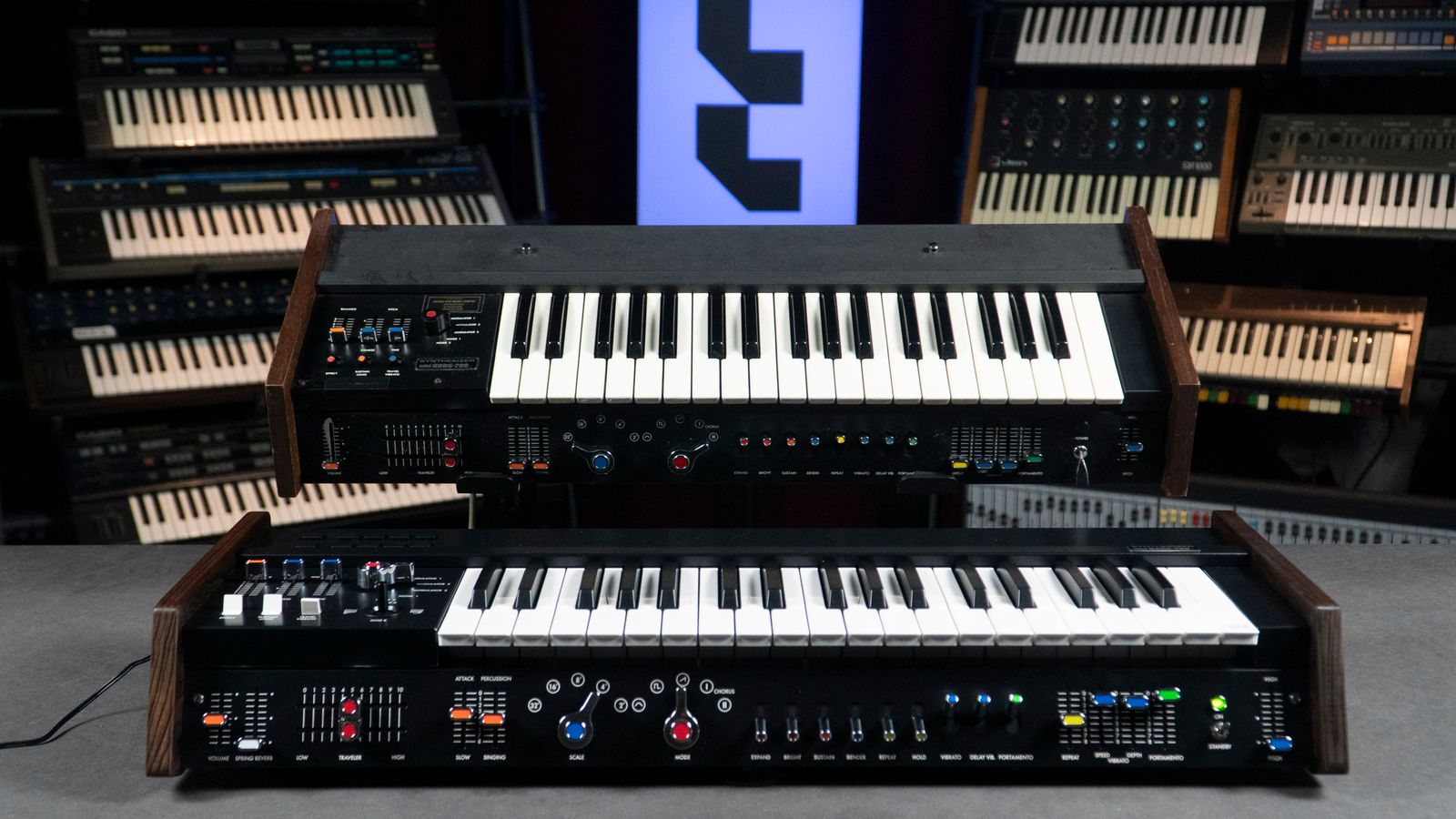 Klassiska analoga synthar uppradade i en musikstudio