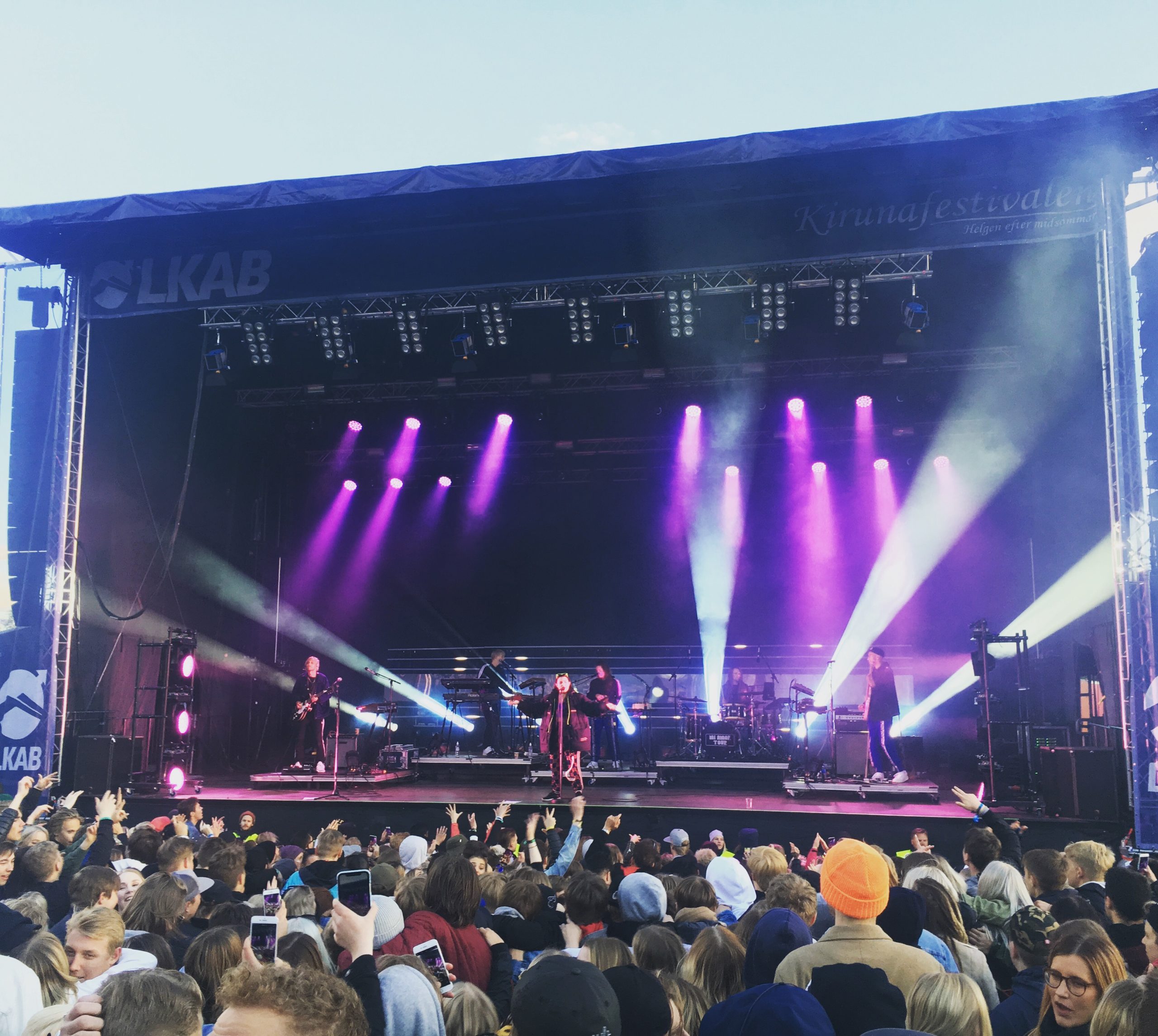 Miriam Bryant på scen inför publik under Kirunafestivalen