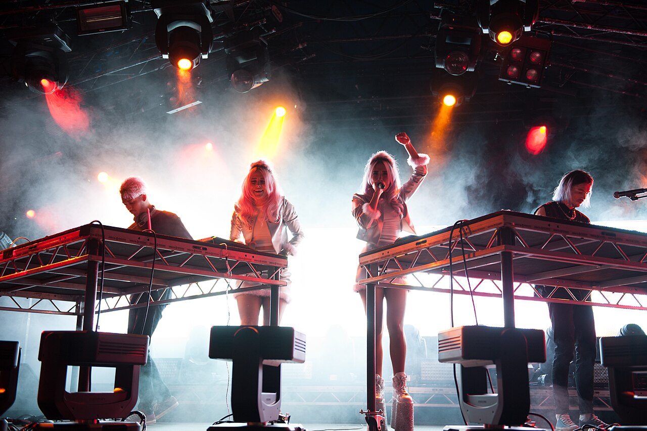 Rebecca & Fiona på scen under Way Out West i Göteborg