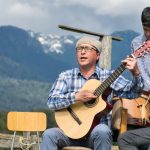 Musiker med dragspel och gitarrer spelar dansbandsmusik utomhus