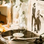 Vintage skivspelare med vinylskiva och LP-omslag från 70-talet