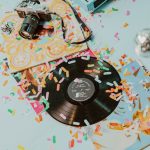 Vinylskivor och konfetti i retrostil som symboliserar 70-talets popmusik
